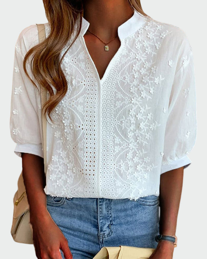 Hvid bluse med blondedetaljer