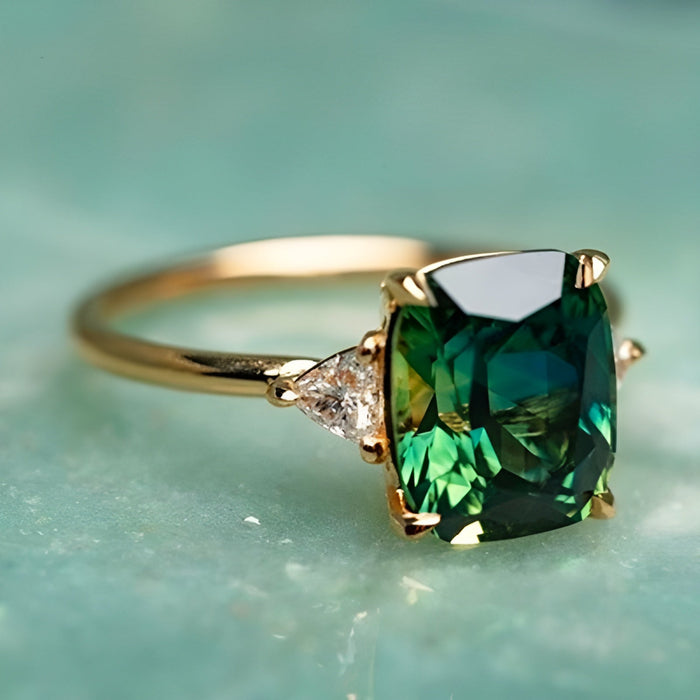 Anel dourado com pedra verde