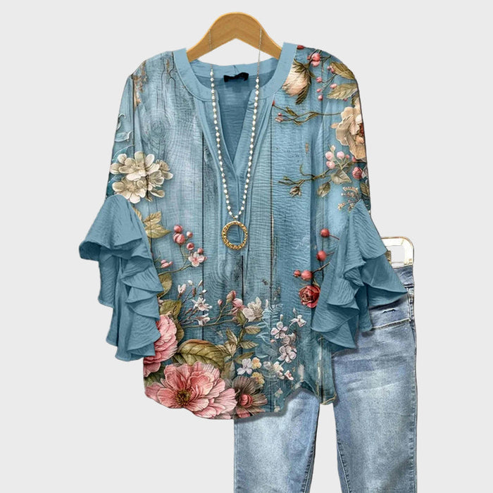 Lyseblå blomsterbluse med lagdelte flæser