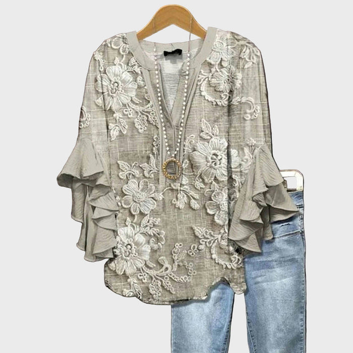 Beige bluse med flæseærmer og hvide blomster