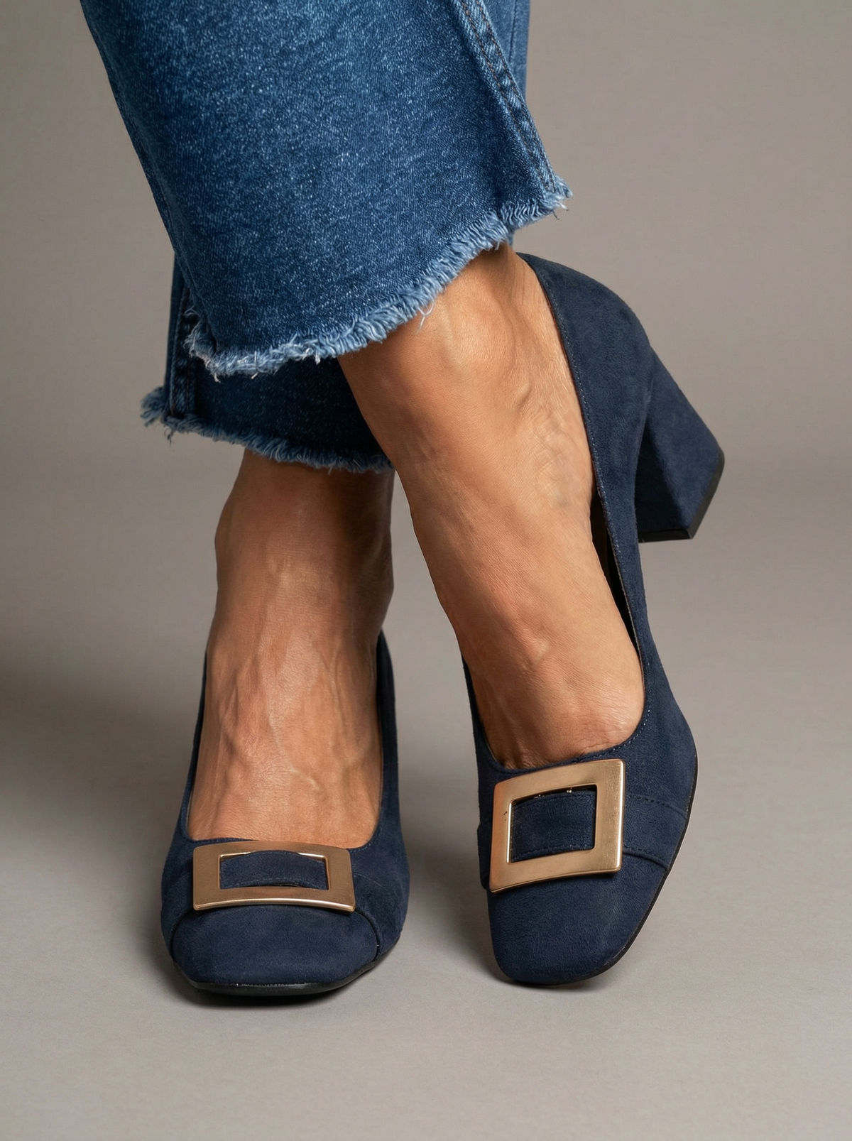 Micaela | Sapatos de Camurça com Fivela Dourada